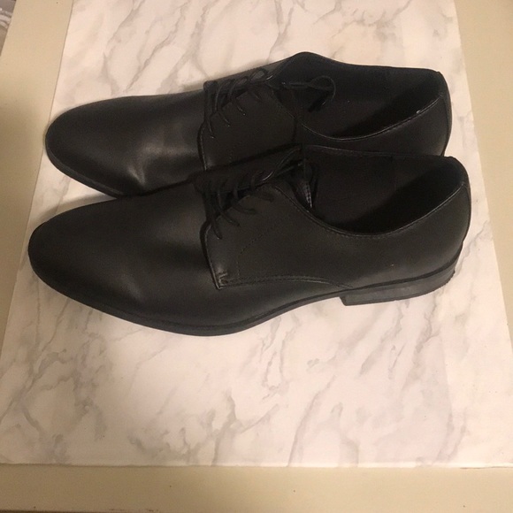 A pair of H&Ms Derby shoes size 10.5 - Picture 3 of 8